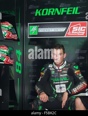 Dal Circuito di Sepang, in Malesia. 24 ott 2015. Jakub Kornfeil nel suo garage durante le qualifiche per la classe Moto3 del Malaysian Mo Foto Stock
