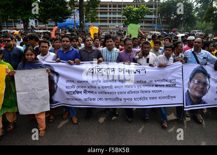 Dacca in Bangladesh. 01 Nov, 2015. Aziz del supermercato negozianti sono manifestazione di protesta contro gli attacchi a scrittori ed editori a Shahbagh a Dhaka, nel Bangladesh. Il 1 novembre 2015. Publisher Faisal Arefin Dipan ucciso 31 ottobre nel suo ufficio a Aziz supermercato a Dhaka. Diversi attivisti organizzazione manifestazione di protesta contro gli attacchi delle secolari scrittori ed editori a Dhaka, nel Bangladesh. Il 01 novembre 2015 Credit: Mamunur Rashid/Alamy Live News Foto Stock