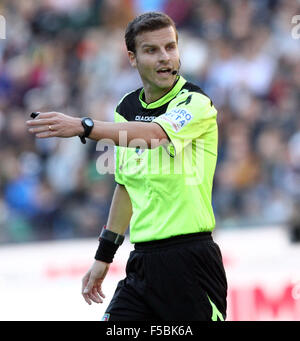 Udine, Italia. 1 Novembre, 2015. Arbitro Federico La Penna gesti durante il campionato italiano di una partita di calcio tra Udinese Calcio v Sassuolo Calcio in Friuli Stadium il 01 novembre, 2015 a Udine. Credito: Andrea Spinelli/Alamy Live News Foto Stock