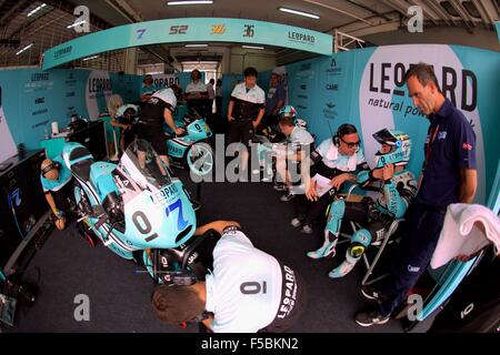 Dal Circuito di Sepang, in Malesia. 24 ott 2015. Il Leopard Racing Team garage durante le qualifiche per la classe Moto3 Malese Foto Stock