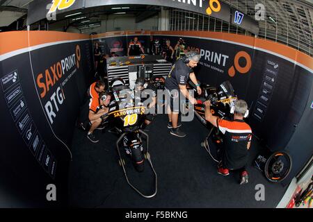 Dal Circuito di Sepang, in Malesia. 24 ott 2015. Il SaxoPrint RTG garage team durante le qualifiche per la classe Moto3 del Malaysian M Foto Stock