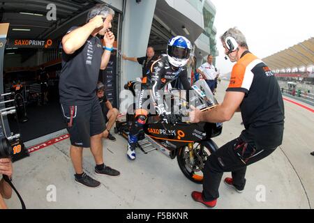 Dal Circuito di Sepang, in Malesia. 24 ott 2015. John McPhee corse al di fuori del suo garage durante le qualifiche per la classe Moto3 del malese Foto Stock