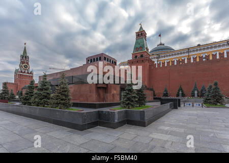 Mosca, Russia - 14 Ottobre 2015: Mosca il Cremlino e la Piazza Rossa. Il mausoleo di Lenin sulla Piazza Rossa e tombe. Foto Stock