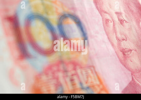 Macro-shot per renminbi (RMB) , 100 centinaia di dollari. Mao agli occhi lo sguardo al numero "100". Foto Stock