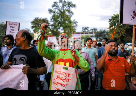 Dacca in Bangladesh. 1 Nov, 2015. Nov 01, 2015 - Dhaka, Bangladesh - Gonojagoron Moncho proteste contro l uccisione di molti blogger e scrittori a Dhaka, nel Bangladesh.dopo che ieri sera il proprietario di Jagriti Prokashoni Faisal Arefin Dipan knifed era morto a Aziz nel mercato Shahbagh, Dhaka. Un altro editore e due blogger sono stati anche uccisi nello stesso modo nello stesso giorno. Diversi altri blogger uccisi da miscredenti in tutto negli ultimi anni. © Mohammad Hossain Ponir/ZUMA filo/Alamy Live News Foto Stock