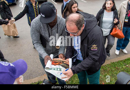 Lexington, Kentucky, Stati Uniti d'America. 1 Nov, 2015. 1 novembre 2015 : American Pharoah proprietario Ahmed Zayat firma autografi a Keeneland Race Course il giorno dopo aver vinto il Breeders' Cup Classic in Lexington, Kentucky il 1 novembre 2015. Scott Serio/ESW/CSM/Alamy Live News Foto Stock