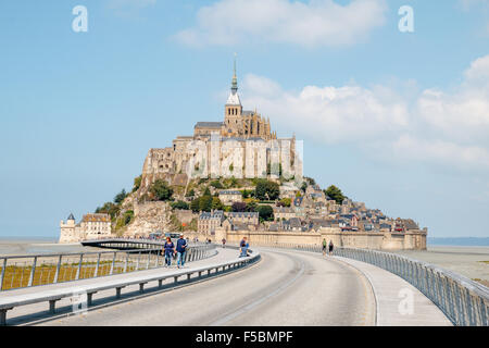 [Solo uso editoriale] MONT ST. MICHEL, Francia - Settembre 2015: Mont Saint-Michel con il nuovo ponte finito nel 2014 Foto Stock