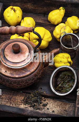 Bollitore di rame la produzione di birra e mele cotogne in un antico ed elegante scatola derevna Foto Stock