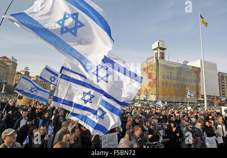 Kiev, Ucraina. 1 Nov, 2015. Gli ucraini frequentare un rally denominato ''Ucraina e Israele contro il terrorismo e il separatismo'', in Piazza Indipendenza, a Kiev, 1 novembre, 2015. © Serg Glovny/ZUMA filo/Alamy Live News Foto Stock