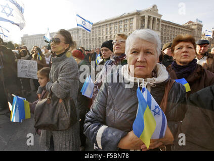 Kiev, Ucraina. 1 Nov, 2015. Gli ucraini frequentare un rally denominato ''Ucraina e Israele contro il terrorismo e il separatismo'', in Piazza Indipendenza, a Kiev, 1 novembre, 2015. © Serg Glovny/ZUMA filo/Alamy Live News Foto Stock