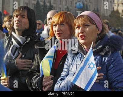 Kiev, Ucraina. 1 Nov, 2015. Gli ucraini frequentare un rally denominato ''Ucraina e Israele contro il terrorismo e il separatismo'', in Piazza Indipendenza, a Kiev, 1 novembre, 2015. © Serg Glovny/ZUMA filo/Alamy Live News Foto Stock