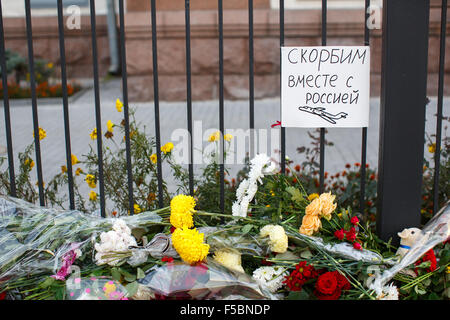 Kiev, Ucraina. 1 novembre, 2015. La gente del luogo di Kiev fiori e giocattoli di fronte all'ambasciata russa e la luce delle candele in memoria delle vittime dell'incidente aereo del volo della compagnia "kogalymavia' kgl9268 volato da Sharm el-Sheikh a st. Pietroburgo. L'aereo si è schiantato poco dopo il decollo nel nord della penisola del Sinai di Egitto. Credito: photomax/alamy live news Foto Stock