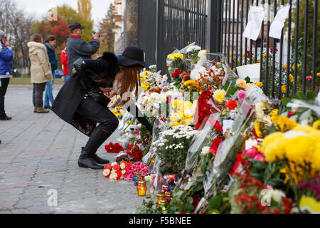 Kiev, Ucraina. 1 novembre, 2015. La gente del luogo di Kiev fiori e giocattoli di fronte all'ambasciata russa e la luce delle candele in memoria delle vittime dell'incidente aereo del volo della compagnia "kogalymavia' kgl9268 volato da Sharm el-Sheikh a st. Pietroburgo. L'aereo si è schiantato poco dopo il decollo nel nord della penisola del Sinai di Egitto. Credito: photomax/alamy live news Foto Stock