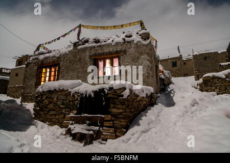 Villaggio Korzok durante la notte dopo un fresco nevicate invernali Foto Stock