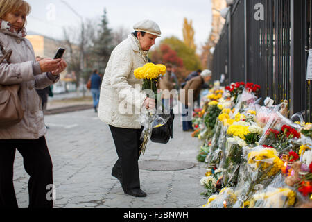 Kiev, Ucraina. 1 novembre, 2015. La gente del luogo di Kiev fiori e giocattoli di fronte all'ambasciata russa e la luce delle candele in memoria delle vittime dell'incidente aereo del volo della compagnia "kogalymavia' kgl9268 volato da Sharm el-Sheikh a st. Pietroburgo. L'aereo si è schiantato poco dopo il decollo nel nord della penisola del Sinai di Egitto. Credito: photomax/alamy live news Foto Stock