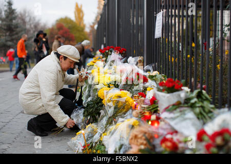 Kiev, Ucraina. 1 novembre, 2015. La gente del luogo di Kiev fiori e giocattoli di fronte all'ambasciata russa e la luce delle candele in memoria delle vittime dell'incidente aereo del volo della compagnia "kogalymavia' kgl9268 volato da Sharm el-Sheikh a st. Pietroburgo. L'aereo si è schiantato poco dopo il decollo nel nord della penisola del Sinai di Egitto. Credito: photomax/alamy live news Foto Stock