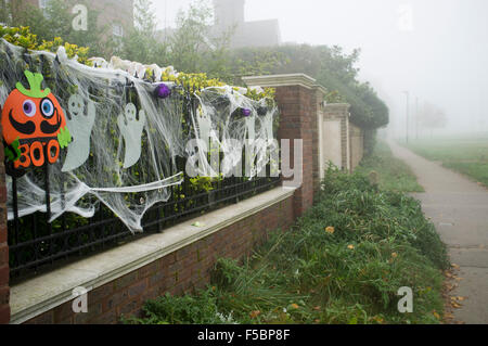 Il torneo di Wimbledon di Londra, Regno Unito. 1 novembre 2015. Un ingresso di casa decorata con Halloween ragnatele e fantasmi a Wimbledon Credito: amer ghazzal/Alamy Live News Foto Stock