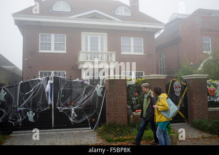 Il torneo di Wimbledon di Londra, Regno Unito. 1 novembre 2015. Un ingresso di casa decorata con Halloween ragnatele e fantasmi a Wimbledon Credito: amer ghazzal/Alamy Live News Foto Stock