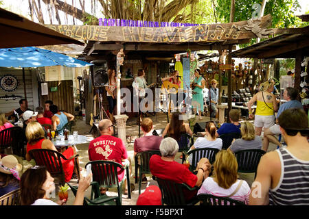 Fascia giocare presso il Blue Heaven Bar & restaurant al di fuori di Key West Florida USA travel Foto Stock