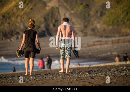 Aberystwyth, Wales, Regno Unito, 1 novembre, 2015. Per coloro che godono di una giornata di sole ininterrotta sul mare di Aberystwyth west wales. La temperatura a Trawscoed stazione meteorologica, a poche miglia di navigazione della città, hanno raggiunto 22,4 gradi centigradi, (72.3F) rottura del Regno Unito lunga novembre record di temperatura e secondo come riferito rendendo mid-Galles il luogo più caldo in Europa oggi foto Keith Morris / Alamy Live news Foto Stock