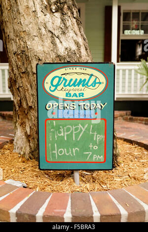Grunt's Bar segno con Happy Hour, Key West Florida USA Foto Stock