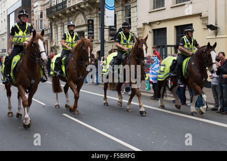 Montate i funzionari di polizia a cavallo durante un Galles rugby gioco. Foto Stock