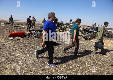 Arish City, Egitto. 1 Nov, 2015. Russo il Ministro dei trasporti Maxim Sokolov (seconda R) cammina con Puchkov Vladimir Andreevich (L), il ministro russo per la Difesa Civile, emergenze e calamità naturali, presso il sito del crash di un passeggero russo aereo che si è schiantato a l'area Hassana in Arish città nord Egitto, nov. 1, 2015. Egiziani e gli investigatori internazionali di domenica hanno iniziato a sondare le ragioni del piano russo che si è schiantato nella penisola del Sinai il sabato che ha ucciso tutti i 224 a bordo. © Ahmed Gomaa/Xinhua/Alamy Live News Foto Stock