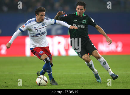 Amburgo, Germania. 01 Nov, 2015. Di Amburgo Nicolai Müller (L) e Hannover Leon Andreasen vie per la palla durante la Bundesliga tedesca partita di calcio tra Amburgo SV e Hannover 96 al Volksparkstadion ad Amburgo, Germania, 01 novembre 2015. Foto: Axel HEIMKEN/dpa (EMBARGO CONDIZIONI - attenzione - a causa di accreditamento orientamenti il DFL consente solo la pubblicazione e utilizzazione di fino a 15 immagini per corrispondenza su internet e nei contenuti multimediali in linea durante il match)/dpa/Alamy Live News Foto Stock