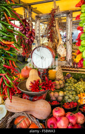 Ortaggi per la vendita in un mercato italiano Foto Stock