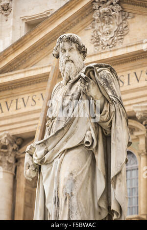 San Paolo la statua di fronte alla Basilica di San Pietro e Città del Vaticano Foto Stock