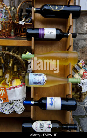 Una vasta selezione dei migliori vini in vendita in un negozio a Szentendre, Ungheria. Foto Stock