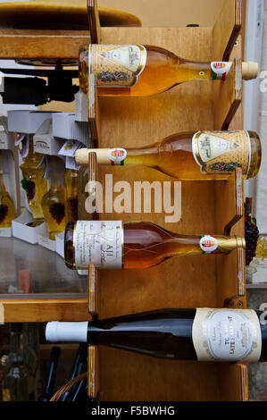 Una vasta selezione dei migliori vini in vendita in un negozio a Szentendre, Ungheria. Foto Stock