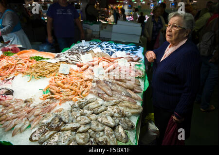 I clienti vengono serviti al ristorante di pesce del mercat la Boqueria mercato Barcellona Catalonia Spagna ES Foto Stock