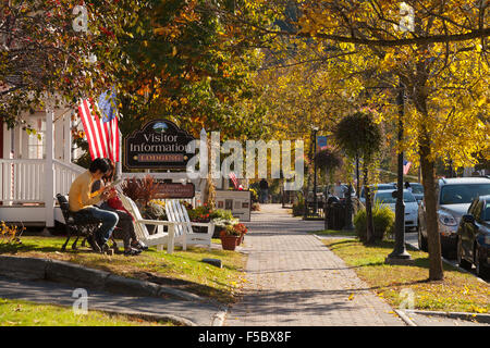 Vista di Main Street in autunno - autunno, Stowe, Vermont USA Foto Stock