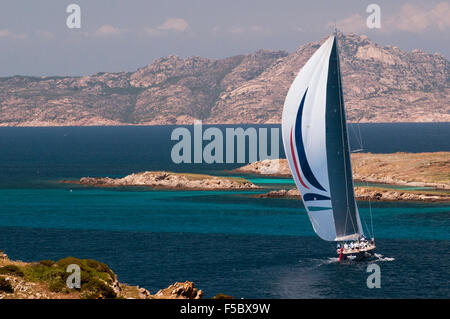 Costa Smeralda,Sardegna,l'Italia,5/2015. Barca vela lungo la costa vicino a Porto Cervo Arzachena, Gallura,su un caldo e ventoso giorno. Foto Stock