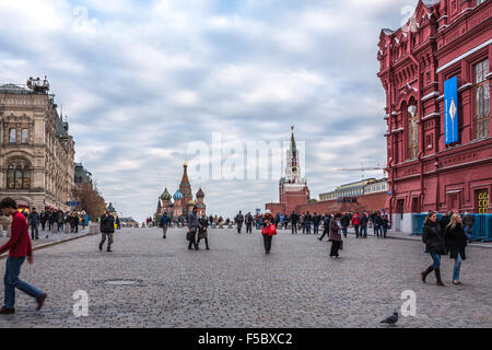 Mosca, Russia - 14 Ottobre 2015: Mosca il Cremlino e la Piazza Rossa. Inizio della Piazza Rossa. Foto Stock