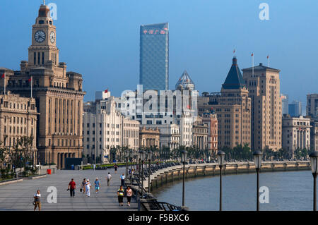 Il Bund promenade, Shanghai, Cina. Cina Shanghai Shanghai turistiche Skyline visto oltre il fiume Huangpu dal Bund. Bin Ji Foto Stock