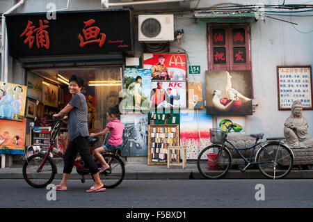 Piccoli negozi nella città vecchia, Shanghai, Cina. La città vecchia di Shanghai, Shànghăi Lăo Chéngxiāng, anche precedentemente noto come il mento Foto Stock