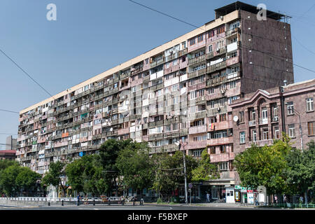 Edificio di appartamenti in Yerevan, capitale dell'Armenia. Foto Stock