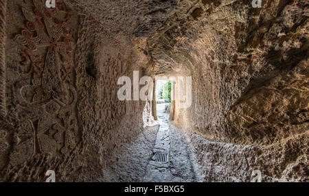 Passaggio di pietra che conduce alla gavit superiore del Monastero di Geghard in Armenia. Foto Stock