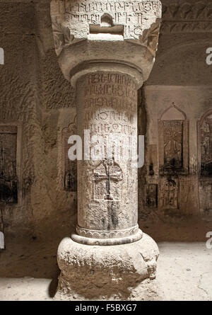 Colonna di pietra con incavi nella gavit del Monastero di Geghard in Armenia. Foto Stock