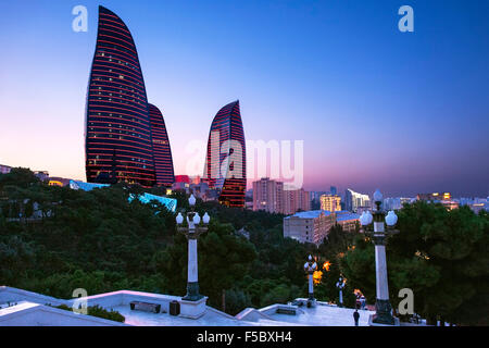 Baku è torri a fiamma vista dal parco Dağüstü al crepuscolo. Foto Stock