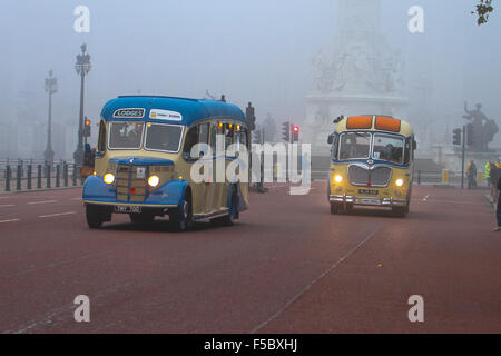 Londra, Regno Unito. Il 01 novembre 2015. Le tre classiche Bedford autobus visto sul Mall come fanno il loro modo di Brighton. Il vintage autobus prendendo parte a sostegno della BBC i bambini in stato di bisogno. Credito: David Mbiyu/Alamy Live News Foto Stock