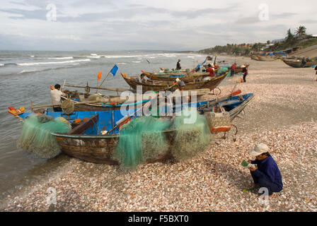 I pescatori di Mui Ne Beach, Vietnam. Pesca di cattura. villaggio di pescatori, Bình Thuận Provincia, Vietnam. Foto Stock