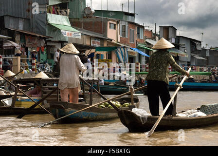 Phong Dien mercato galleggiante. Delta del Mekong, Vietnam. Il mercato galleggiante di Phong Dien sul fiume Hua nel Delta del Mekong di vie Foto Stock