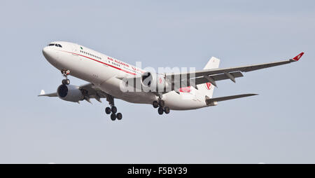 Air Algerie Airbus A330 7T-VJZ venuta in terra a Londra Heathrow Airport LHR Foto Stock