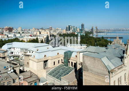 Vista dalla Torre Maiden guardando giù Neftcilar Avenue e sui tetti di Baku, capitale dell'Azerbaigian. Foto Stock