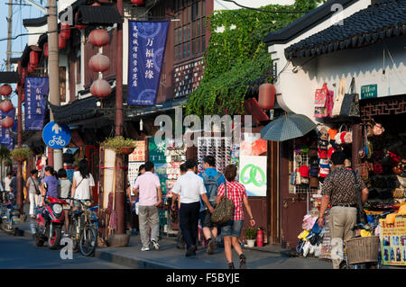 Shopping in piccoli negozi nella città vecchia, Shanghai, Cina. La città vecchia di Shanghai, Shànghăi Lăo Chéngxiāng, anche già k Foto Stock