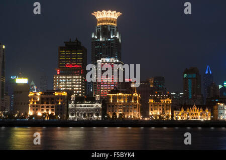 Il Bund nella notte e il fiume Huangpu. Il Bund promenade, Shanghai, Cina. Cina Shanghai Shanghai turistiche Skyline visualizzati Foto Stock