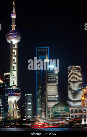 Lo Skyline di Pudong e di notte, Shanghai, Cina. Skyline di Pudong come si vede dal Bund, con landmark Oriental Pearl Tower e Jin M Foto Stock